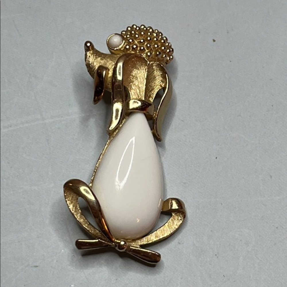 VERY RARE VINTAGE SIGNED TRIFARI WHITE JELLY BELLY POODLE DOG BROOCH